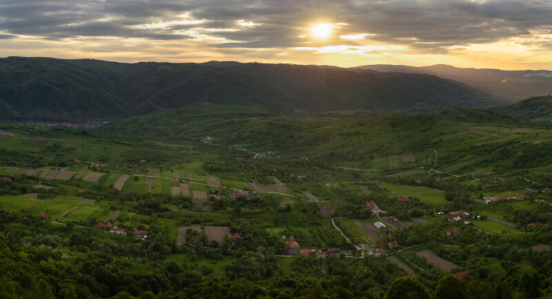 Păduri întinse și comunități rurale în zona de reintroducere a zimbrului din Armeniș, Carpații Meridionali, România.
